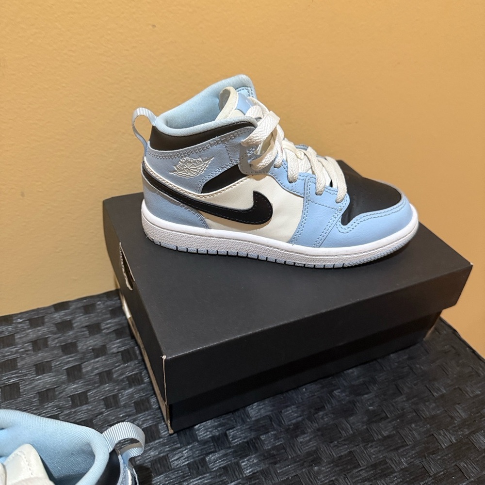 Jordan 1 MID (PS). Kids'  ice blue/blacksail-white and Sneakers